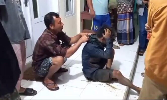 
					TERCIDUK: Nur Hasan tertangkap basah saat mencuri gabah di Desa Selogudig Wetan, Kecamtan Pajarakan, Kabupaten Probolinggo. (foto: Ali Ya'lu).