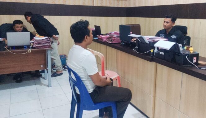 
					DIPERIKSA: Teman check-in korban diperiksa penyidik Satreskrim Polres Probolinggo Kota. (foto: Hafiz Rozani).