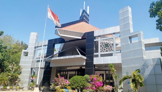 
					Gedung DPRD Kabupaten Pasuruan di Jl. Raya Raci, Kecamatan Bangil, Kabupaten Pasuruan. (Foto: Moh. Rois).