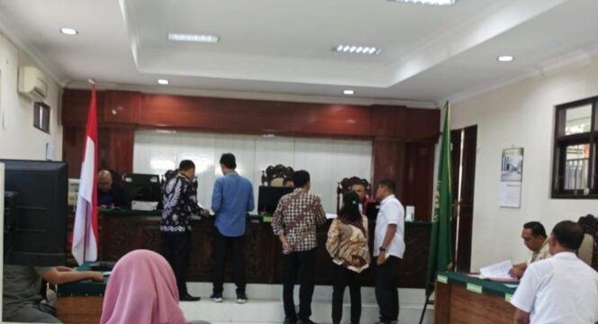 
					SIDANG: Suasana persidangan gugatan PMH di Ruang Candra PN Kraksaan, Probolinggo. (foto: Ali Ya'lu).