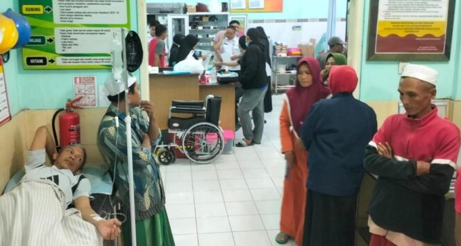 
					KERACUNAN MASSAL: Sejumlah warga menjalani perawatan medis di Puskesmas Kedungjajang, Kabupaten Lumajang, pasca mengalami keracunan massal. (foto: Asmadi).