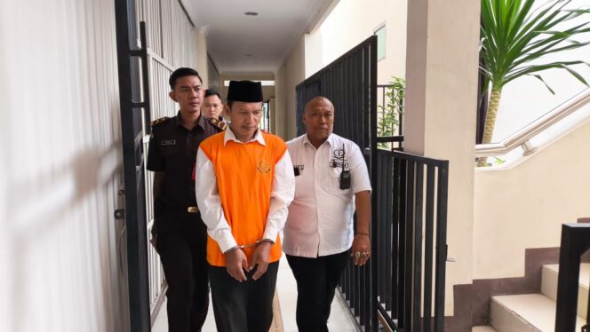
					IN KRACHT: Terpidana Sholehuddin saat digelandang menuju ruang sidang PN Kraksaan, Selasa (30/7/2024) lalu. (foto: Ali Ya'lu).