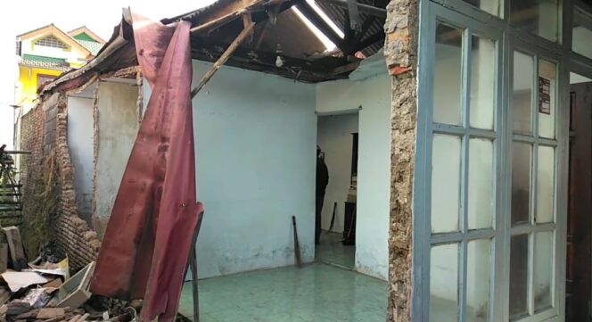 
					HANCUR: Kondisi rumah Mulyono, warga Desa Wonosari, Kecamatan Tutur, Kabupaten Pasuruan, pasca terkena ledakan. (foto: Moh. Rois).