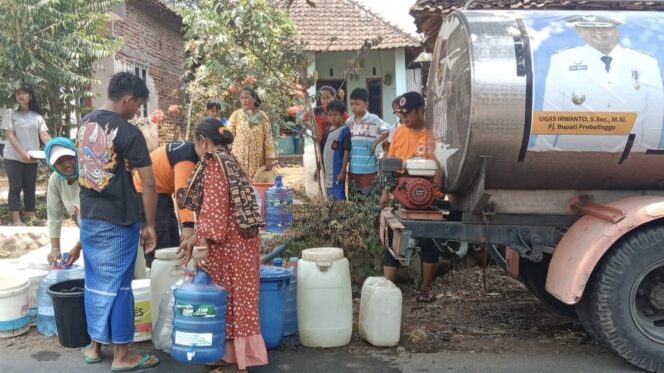 
					KRISIS AIR BERSIH: Pendistribusian air bersih oleh BPBD Kabupaten Probolinggo ke kawasan terdampak kekeringan. (foto: Dok).