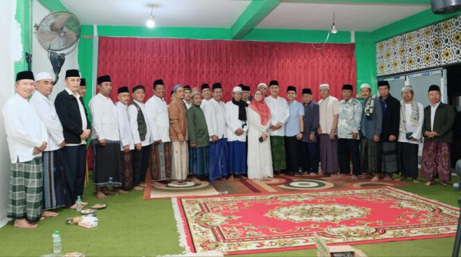 
					DIDUKUNG ULAMA: Pasangan Bacabup - Bacawabup Lumajang, Indah Amperawati- Yudha Adji Kusuma, foto bersama dengan para ulama NU Muhammadiyah di Ponpes An-Nur, Desa/Kecamatan Tempeh. (foto: Asmadi).