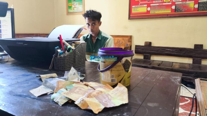 
					DIMASSA: Pelaku saat diperiksa di Mapolsek Pajarakan. (foto: Ali Ya'lu).