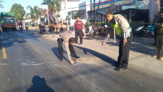 
					OLAH TKP: Petugas dari Satlantas Polres Probolinggo sedang melakukan olah TKP kecelakaan. (foto: Ali Ya'lu).