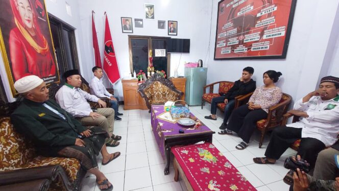
					KLARIFIKASI: Rombongan DPC PKB Kota Probolinggo saat berkunjung di kantor DPC PDI Perjuangan. (foto: Hafiz Rozani).