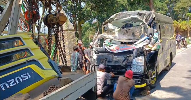 
					REM BLONG: Kondisi minibus pasca menolak  kecelakaan di jalur wisata Gunung Bromo Probolinggo. (foto: Hafiz Rozani).