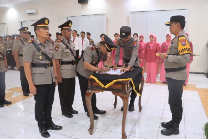 
					Kapolres Probolinggo AKBP Wisnu Wardana memimpin upacara Sertijab di Ruang Rupatama Parama Satwika Mapolres Probolinggo, Jumat (23/8/2024).
