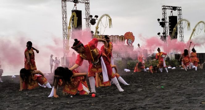 
					GEMULAI: Para penari Tari Topeng Segoro Kali Wungu tampak gemulai saat menari di Pantai Watu Pecak, Desa Selok Awar-Awar, Kecamatan Pasirian, Kabupaten Lumajang, Minggu (25/8/24) sore. (foto: Asmadi)
