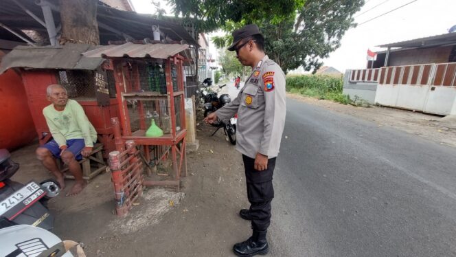 
					-Screenshot CCTV aksi begal di Jalan Bengawan Solo.
-Petugas dari Subsektor Kedopok mendatangi lokasi.