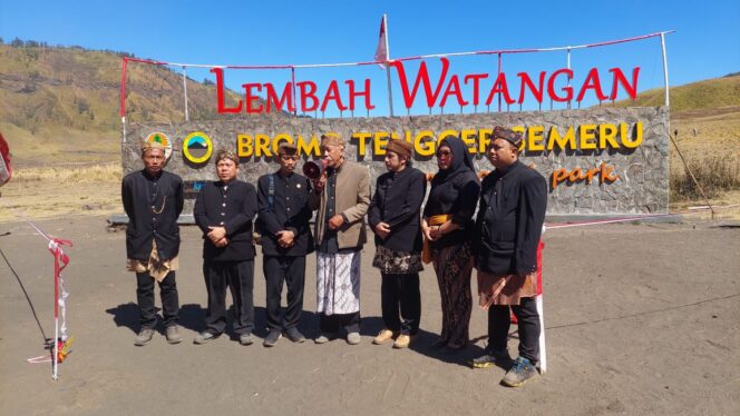 
					Foto dokumen saat peresmian pengembalian nama tiga destinasi wisata Bromo.