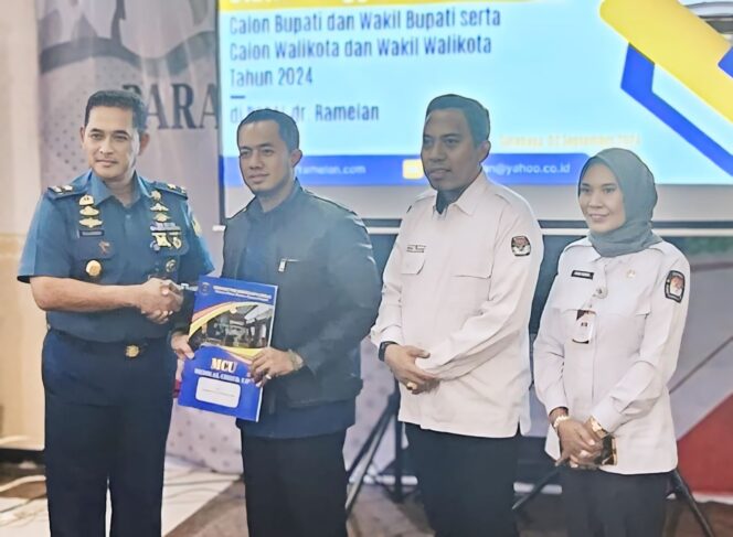 
					SEHAT: Ketua KPU Kabupaten Pasuruan, Ainul Yaqin menerima hasil Check Up dan Status Penggunaaan Narkoba di RSPAL dr Ramelan, Surabaya (Foto: Istimewa).