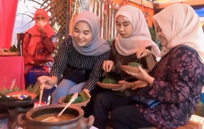 
					TRADISIONAL: Tiga orang perempuan di Lumajang tengah membuat kuliner tradisional, Tajin Sapar. (foto: Asmadi)