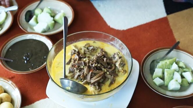 
					Makanan krecek rebung kini jadi ikon kuliner Lumajang.
