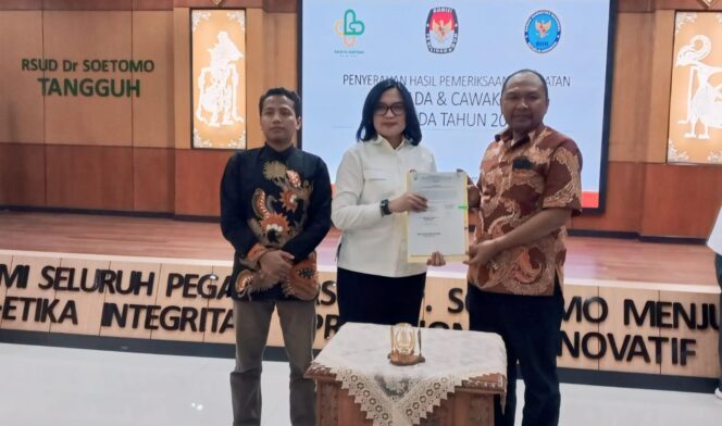 
					TUNJUKKAN: Ketua KPU Kabupaten Ptobolinggo Aliwafa (kanan) menerima berkas hasil tes kesehatan Bakal Calon Kepala Daerah. (foto: Ali Ya'lu).
