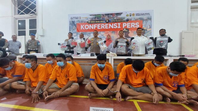 
					RILIS: Para tersangka tindak kejahatan dihadirkan dalam rilis kasus yang digelar Polres Probolinggo Kota, Rabu (4/9/24) siang. (foto: Hafiz Rozani).
