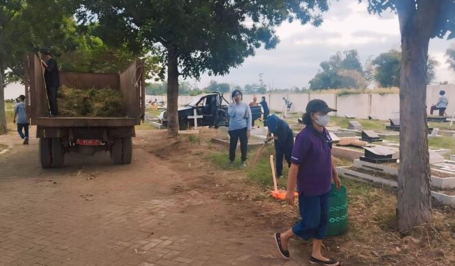 
					BERSIH-BERSIH, Tim DLH Kota Probolinggo bersih-bersih sampah di area pemakaman. (foto: FB DLH Kota Probolinggo).