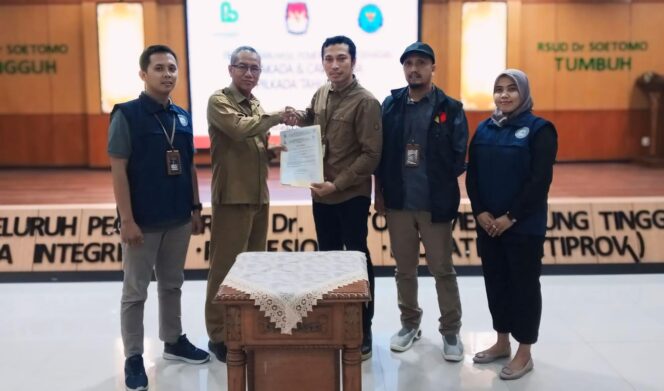 
					TERIMA: Ketua KPU Kota Probolinggo, Rafdan Faisal bersama Komisioner Bawaslu Kota Probolinggo, saat menerima hasil tes medis bapaslon di RSUD dr. Soetomo Surabaya. (istimewa)
