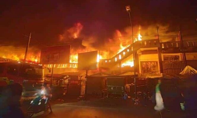 
					LUDES: Si jago merah hanguskan Pasar Pasrepan, Kabupaten Pasuruan, Senin (9/9/24) dinihari. (foto: Moh. Rois)
