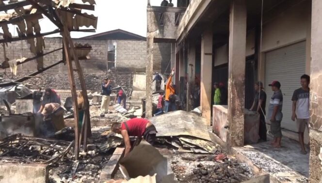 
					OLAH TKP: Aparat kepolisian menggelar olah TKP diantaranya puing bangunan kios yang terbakar di Pasar Pasrepan Pasuruan. (foto: Moh. Rois).