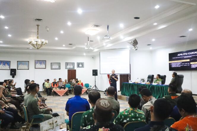 
					Pemerintah Kabupaten (Pemkab) Lumajang mengadakan Uji Publik Raperda tentang Penyelenggaraan Ketentraman.
