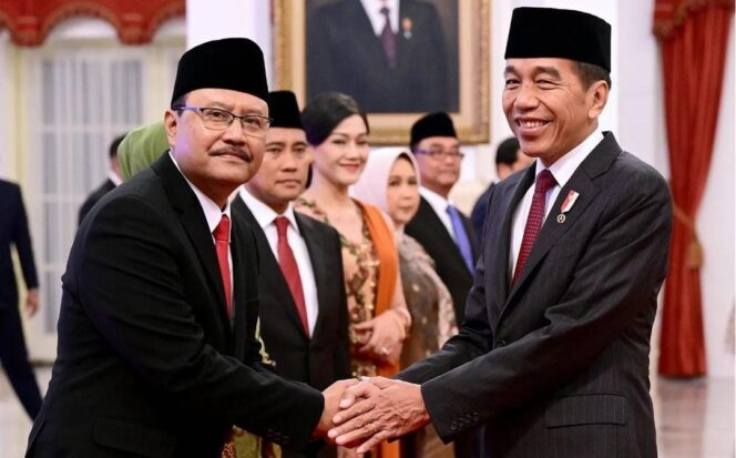 
					DILANTIK: Gus Ipul (kiri) disalami Presiden Joko Widodo usai dilantik jadi Menteri Sosial RI. (foto: IG jokowi).