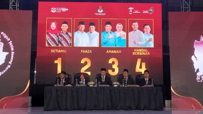 
					PLENO: KPU Kota Probolinggo saat menggelar rapat pleno usai pengambilan nomor urut paslon. (foto: Hafiz Rozani).