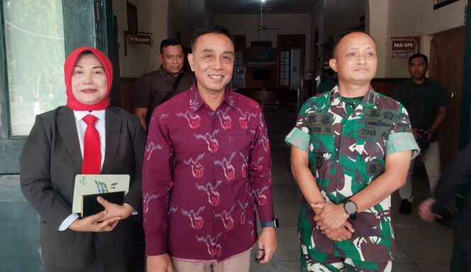
					BARU: Pj. Wali Kota Probolinggo yang baru, Mochamad Taufik Kurniawan (kenakan batik) bersama Sekda Kota Probolinggo, drg. Ninik Ira Wibawati, dan Dandim 0820 Probolinggo Letkol Arm Heri Budiasto. (Foto: Hafiz Rozani).