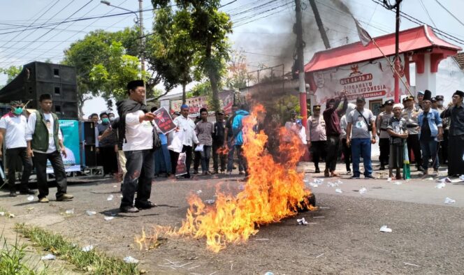 
					Puluhan pendukung calon legislatif terpilih DPR RI Dapil Jatim IV (Jember Lumajang), Achmad Ghufron Siradj menggelar aksi demonstrasi di depan Kantor Komisi Pemilihan Umum (KPU) Lumajang.
