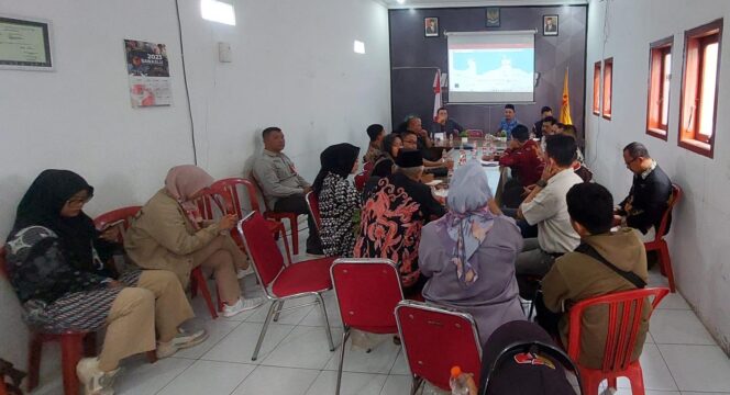 
					RAKOR: Suasana rapat koordinasi antara Bawaslu, KPU, LO Paslon dan stakeholder terkait pemasangan APK di Kota Probolinggo. (foto: Hafiz Rozani)