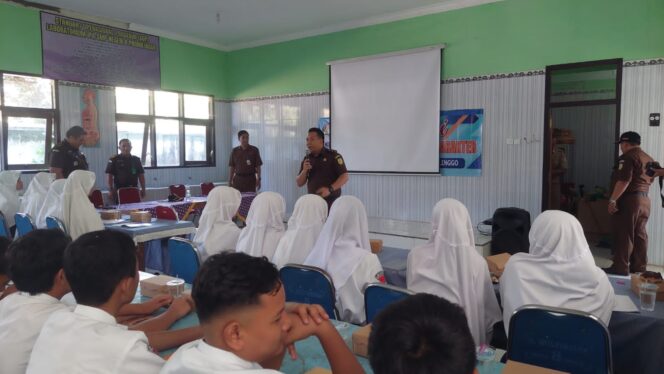 
					CEGAH PERUNDUNGAN: Tim Kejaksaan Negeri Kota Probolinggo, memberikan pendidikan hukum kepada siswa SMPN 08. (foto: Hafiz Rozani).
