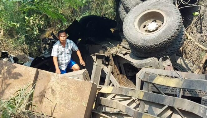 
					BLONG: Kondisi truk trailer pasca alami kecelakaan di jalur Surabaya - Malang. (foto: Moh. Rois)