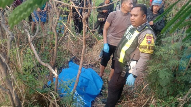 
					TEWAS: Jasad korban dikerumuni warga dan polisi sebelum dievakuasi ke kamar jenazah RSUD Bangil. (foto: Moh. Rois) 