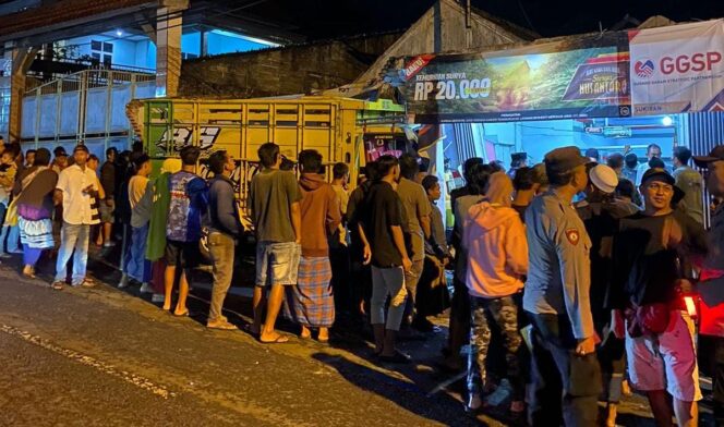 
					RAMAI: Suasana TKP pasca truk tabrak warung di jalan Raya Senduro, Kecamatan Senduro, Kabupaten Lumajang. (foto: Asmadi)

