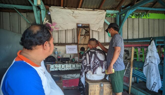 
					BERTAHAN: Pangkas rambut tradisional di Jl. Cokroaminoto Kota Probolinggo yang masih eksis saat ini. (foto: Hafiz Rozani)