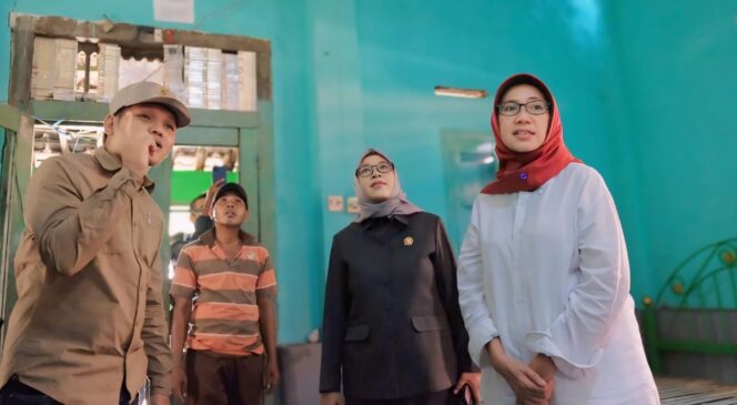 
					Bunda Indah saat mengunjungi Siti. (Foto : Asmadi)