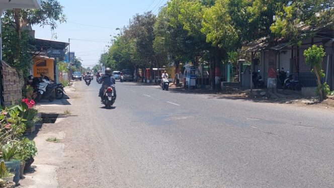 
					BAKAL DIPERBAIKI: Suasana Jalan Sunan Ampel di Kelurahan Jrebeng Lor, Kecamatan Kedopok, Kota Probolinggo. (foto: Hafiz Rozani).
