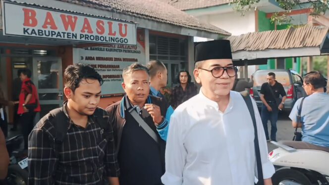 
					DATANG: Cawabup Probolinggo, Abd. Rasit (berkopiah) saat mendatangi kantor Bawaslu Kabupaten probolinggo, Kamis (10/10/2024). (foto: Istimewa)