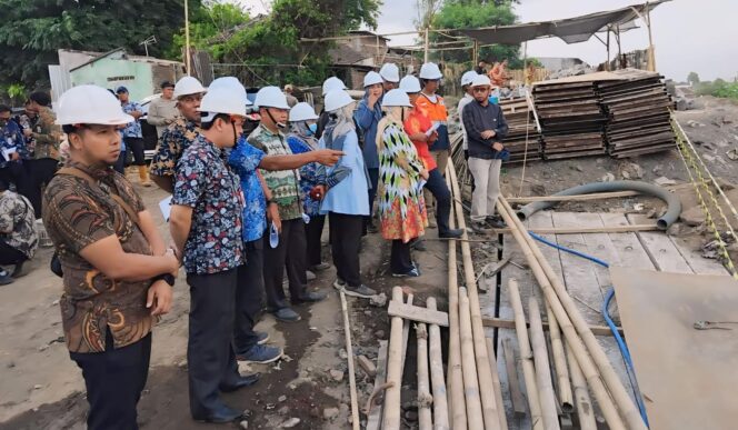 
					TINJAU: Pj Bupati Lumajang, Indah Wahyuni, saat meninjau rehabilitasi Dam Boreng di Kelurahan Rogotrunan. (foto: Asmadi).