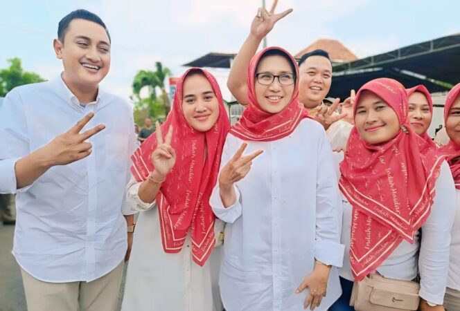 
					KOMPAK: Cabup dan Cawabup Lumajang, Bunda Indah dan Mas Yudha, dalam sebuah kegiatan, beberapa hari lalu. (foto: Asmadi)