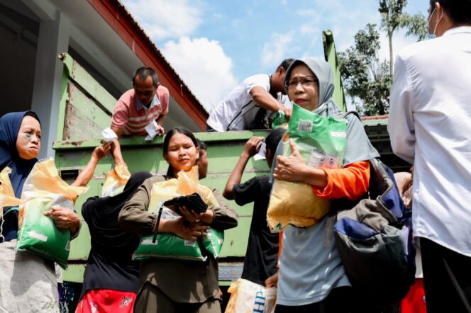 
					Saat penyaluran beras di Desa Kaliboto Lor.