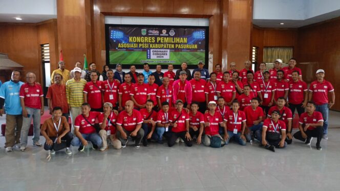 
					KONGRES: Pengurus Askab PSSI Kab. Pasuruan foto bersama pasca kongres. (foto: Moh. Rois)