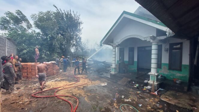 
					PEMADAMAN: Petugas Damkar Kota Probolinggo dibantu warga berjibaku memadamkan api yang melalap gudang bawang merah. (foto: Hafiz Rozani)
