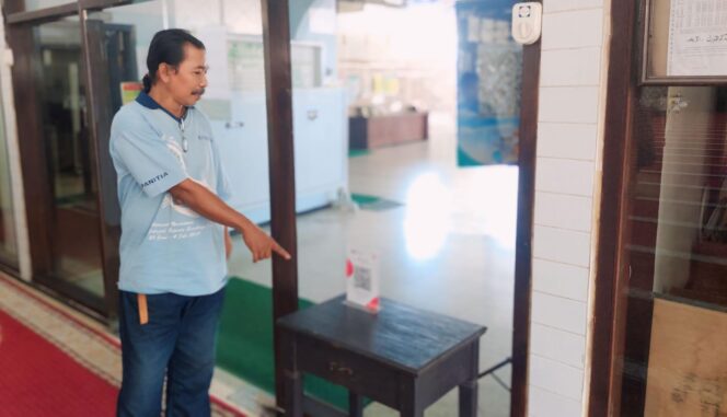 
					KEMALINGAN: Takmir masjid An-Nur menunjukkan lokasi kotak amal yang dibobol maling. (foto: Hafiz Rozani)
