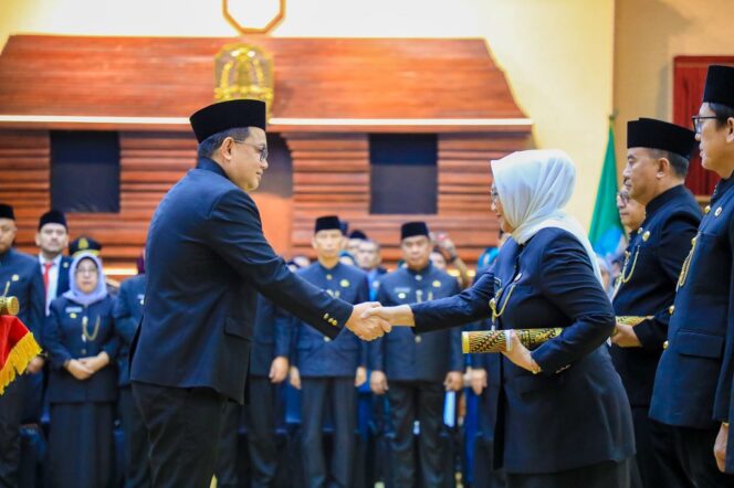 
					DIPERPANJANG: Pj. Gubernur Jawa Timur Adhy Karyono, menyalami Indah Wahyuni usai penyerahan perpanjangan masa jabatan sebagai Pj. Bupati Lumajang. (foto: Asmadi).