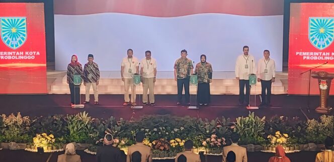 
					Empat paslon Pilwali Kota Probolinggo saat debat publik kedua.