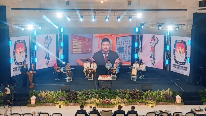 
					Empat Paslon Pilwali Kota Probolinggo saat di debat ketiga.
