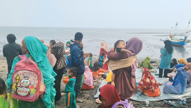 
					BARU: Sejumlah warga sedang bersantai di Pantai Karanganom, objek wisata baru yang mulai melejit di Kabupaten Probolinggo. (foto: Ali Ya’lu).